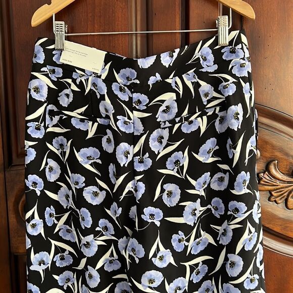 Ann Taylor Wide leg floral pants- size 8P - Picture 9 of 11